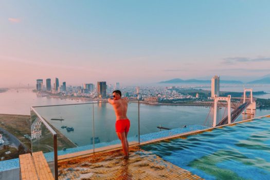 Danang Golden Bay: Sức hút cực mạnh của hồ bơi dát vàng siêu đẹp